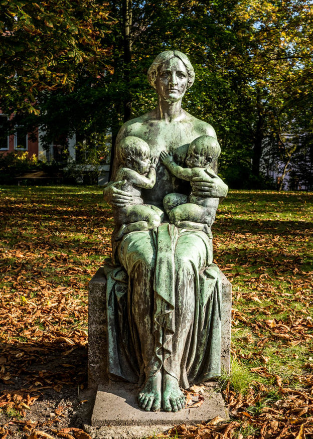 Kunstwerk: Frau mit zwei Babies an ihrer Brust