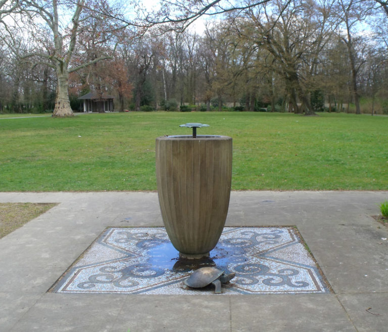 Vogelbrunnen mit Schildkröte